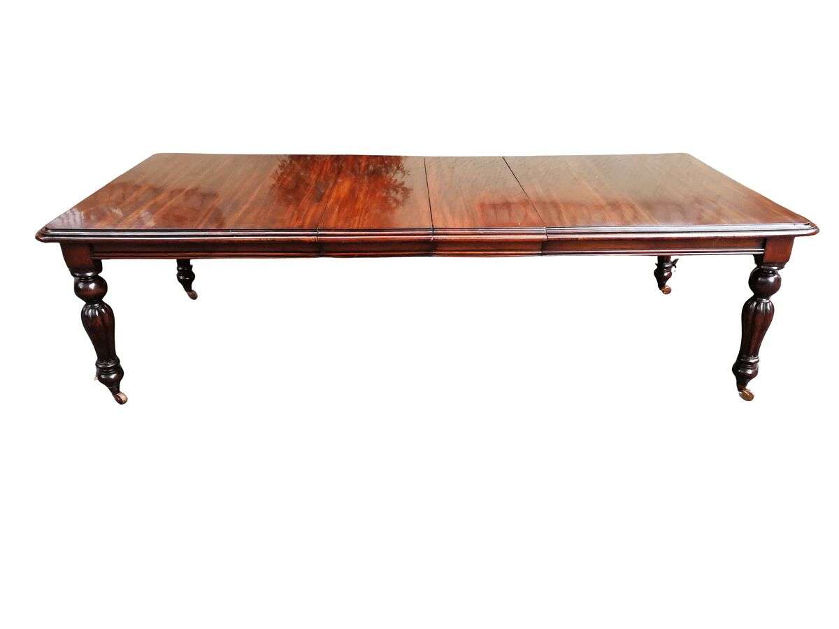 Excellent Victorian Style Mahogany Extending Dining table with brass casters (10 Seater)