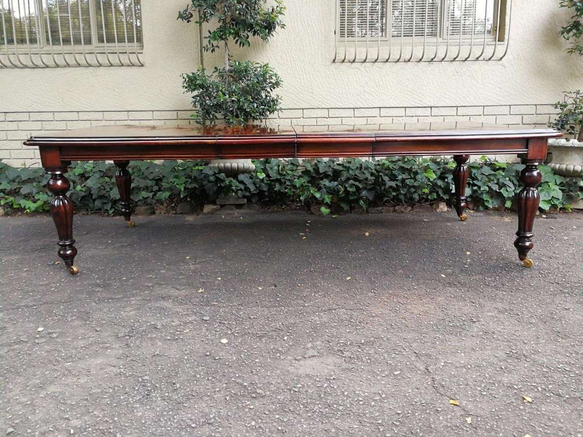 Excellent Victorian Style Mahogany Extending Dining table with brass casters (10 Seater)