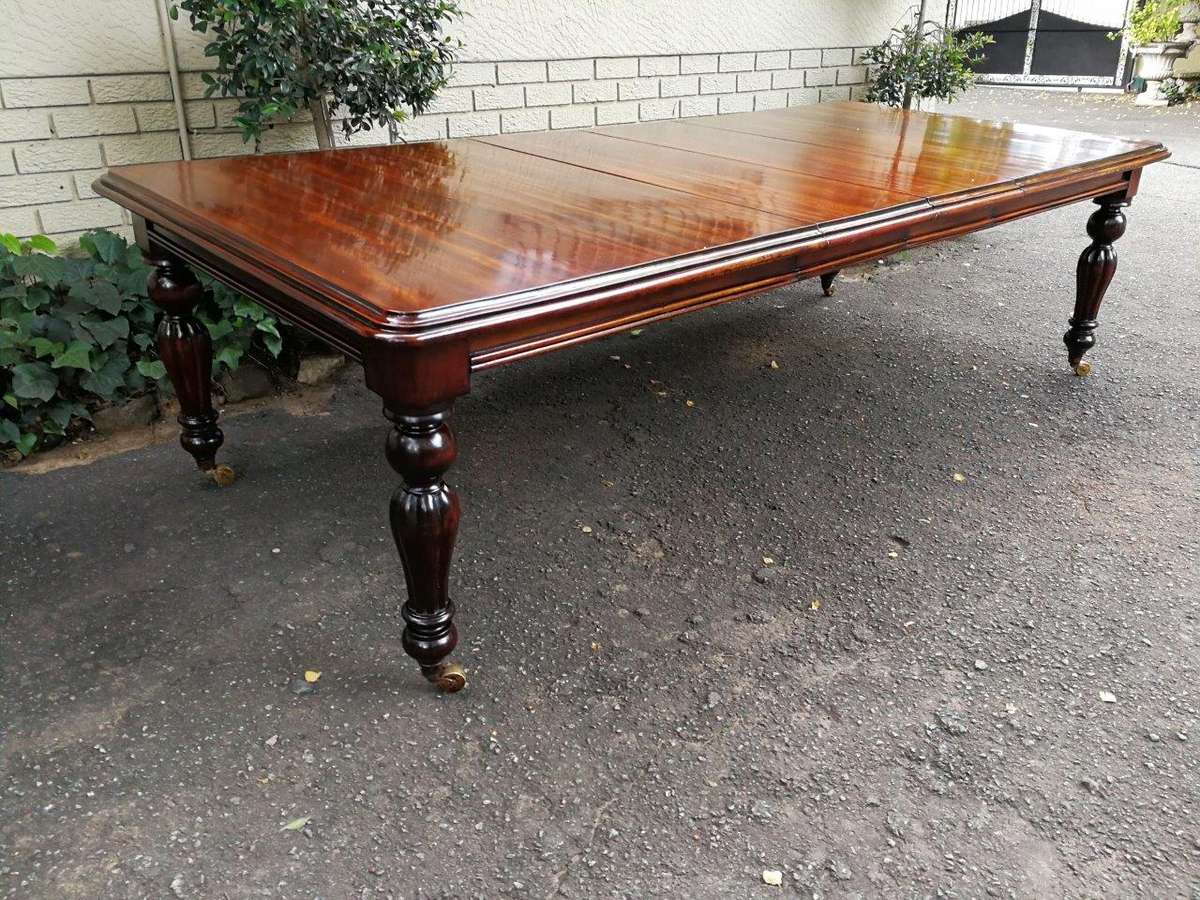 Excellent Victorian Style Mahogany Extending Dining table with brass casters (10 Seater)