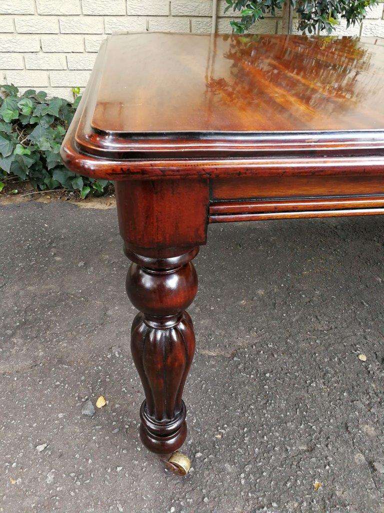 Excellent Victorian Style Mahogany Extending Dining table with brass casters (10 Seater)
