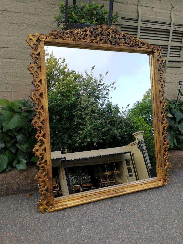 A 20th Century Carve Giltwood Mirror