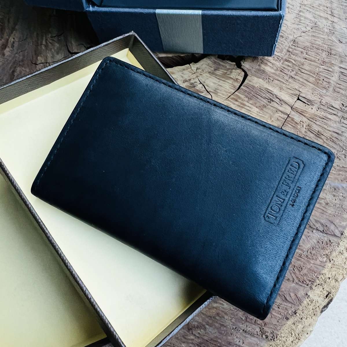 Retail: $129 / R2,199.00 TOM & FRED® Men`s AGED BLACK Manchester Vertical Bi-fold Wallet