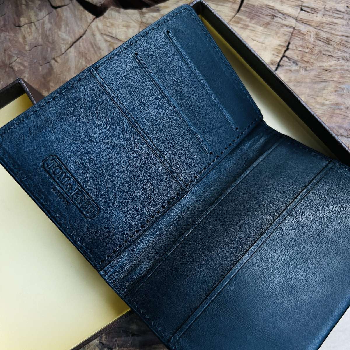 Retail: $129 / R2,199.00 TOM & FRED® Men`s AGED BLACK Manchester Vertical Bi-fold Wallet
