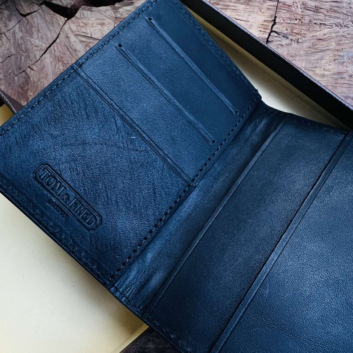Retail: $129 / R2,199.00 TOM & FRED® Men`s AGED BLACK Manchester Vertical Bi-fold Wallet