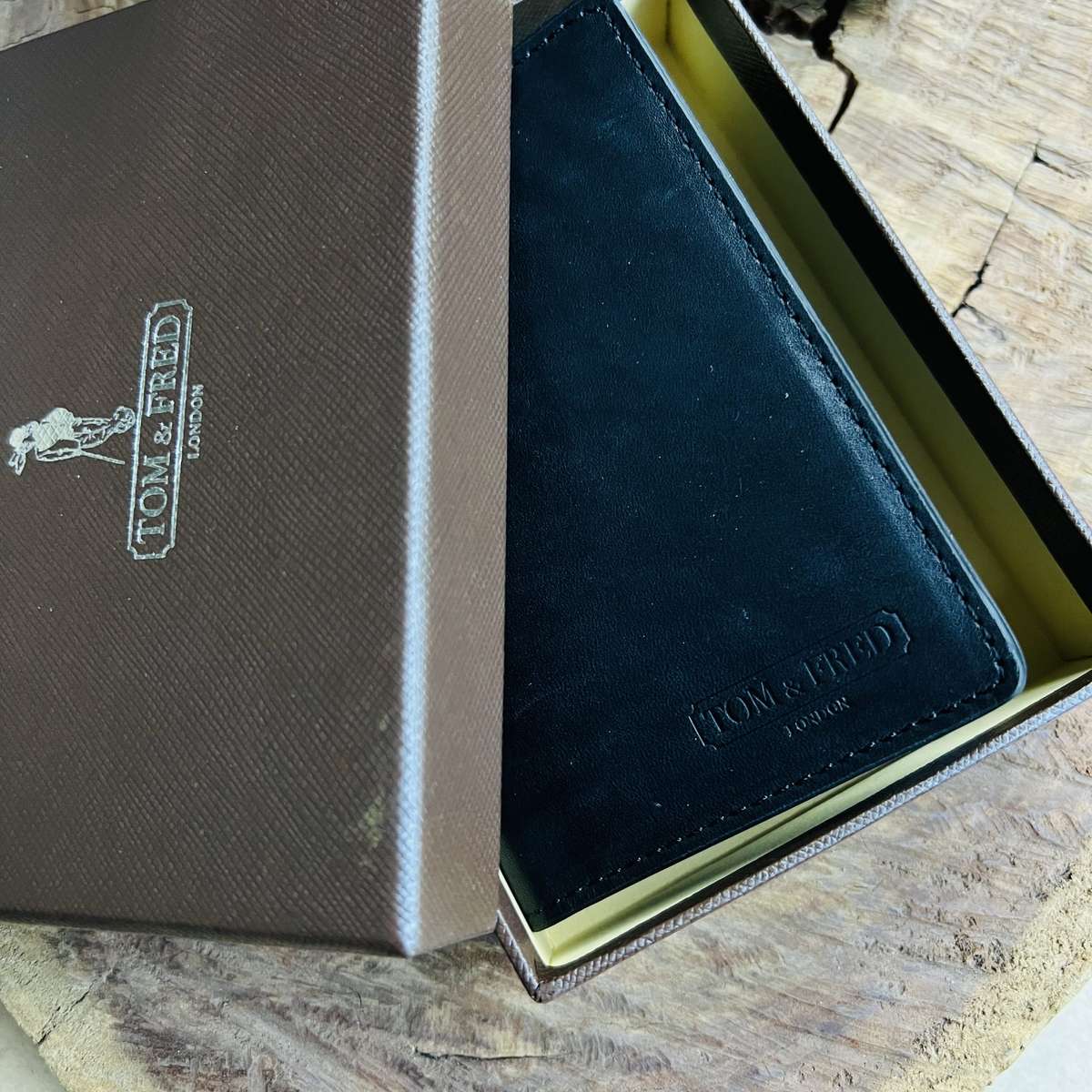 Retail: $129 / R2,199.00 TOM & FRED® Men`s AGED BLACK Manchester Vertical Bi-fold Wallet