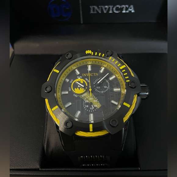 **LOOK!!*** Retail: R9,999.00 INVICTA Men DC Comics Batman Vintage BATSIGNAL Ltd Ed Chrono Watch