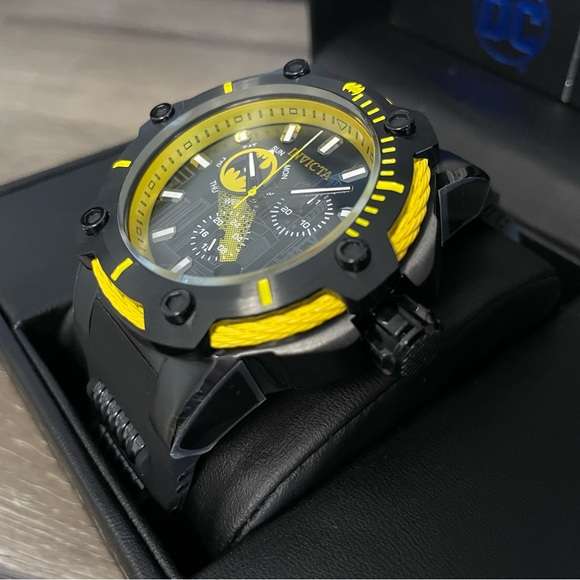 **LOOK!!*** Retail: R9,999.00 INVICTA Men DC Comics Batman Vintage BATSIGNAL Ltd Ed Chrono Watch