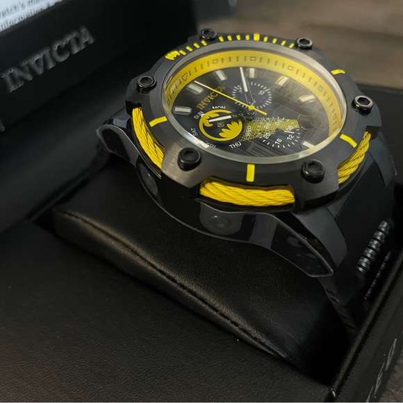 **LOOK!!*** Retail: R9,999.00 INVICTA Men DC Comics Batman Vintage BATSIGNAL Ltd Ed Chrono Watch
