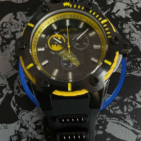 **LOOK!!*** Retail: R9,999.00 INVICTA Men DC Comics Batman Vintage BATSIGNAL Ltd Ed Chrono Watch