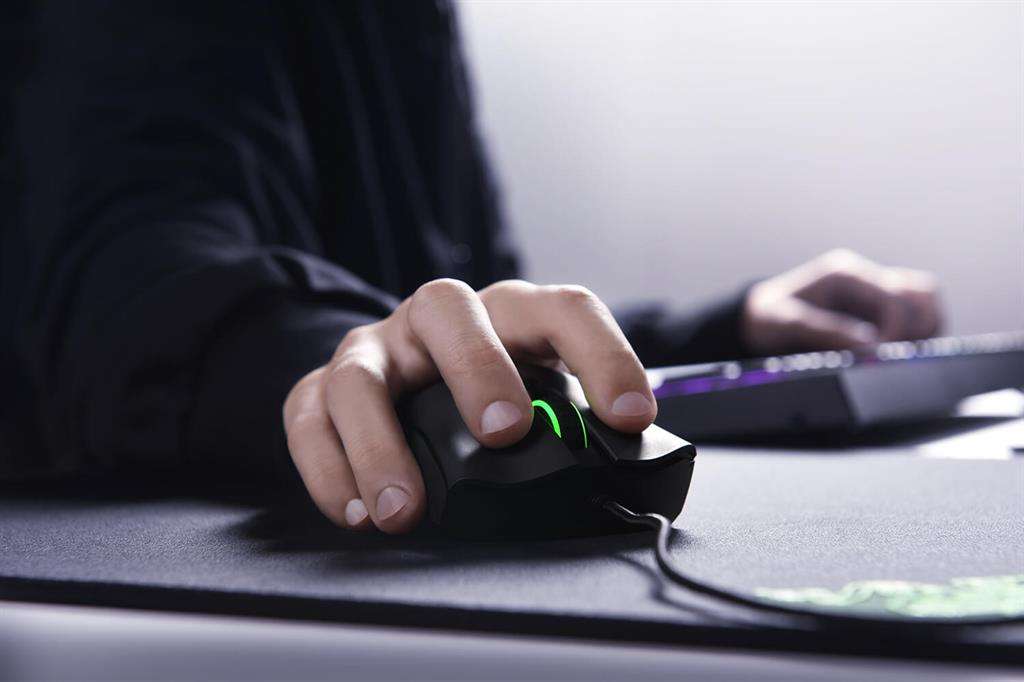 Razer DeathAdder Elite Chroma Gaming Mouse - Razer 1kg
