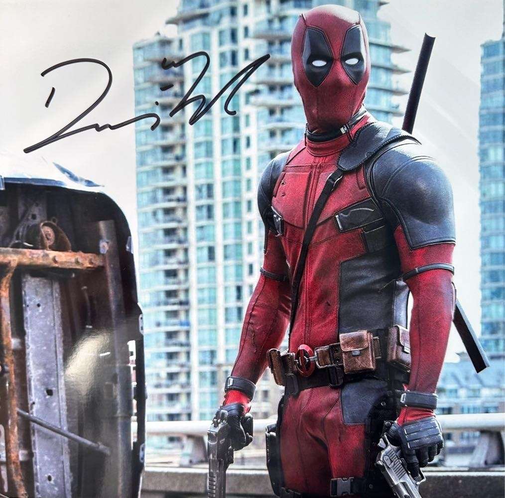 AUTHENTIC AUTOGRAPH BY RYAN REYNOLDS- WITH COA - AWESOME PIECE