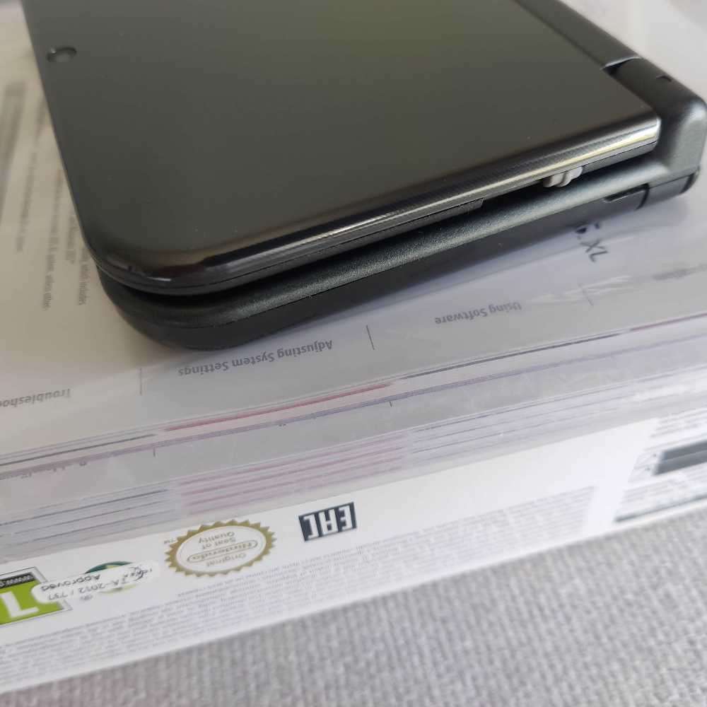 `New` Nintendo 3ds xl console with box +original charger +games (e-shop)