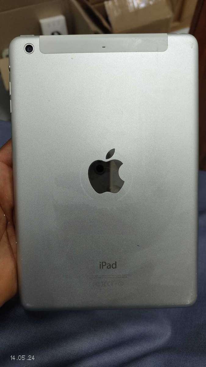 iPad mini 2 16GB cellular+ wifi Silver (Broken Touch) (Pre-owned)