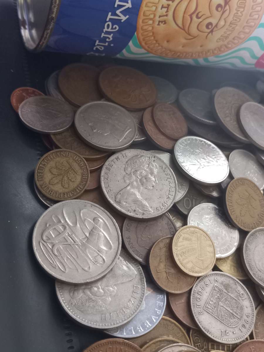 275 Mixed coins in Mari biscuit tin. Large variety