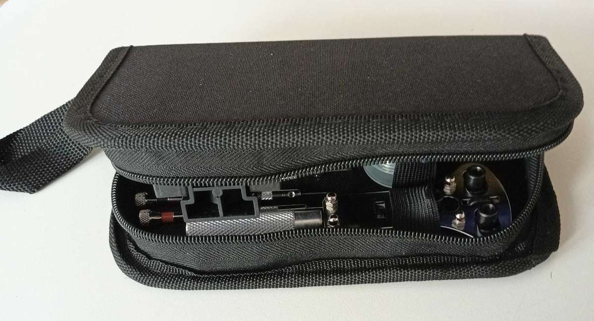 147 PIECE WATCHMAKER REPAIR TOOL KIT IN POUCH. NEW.