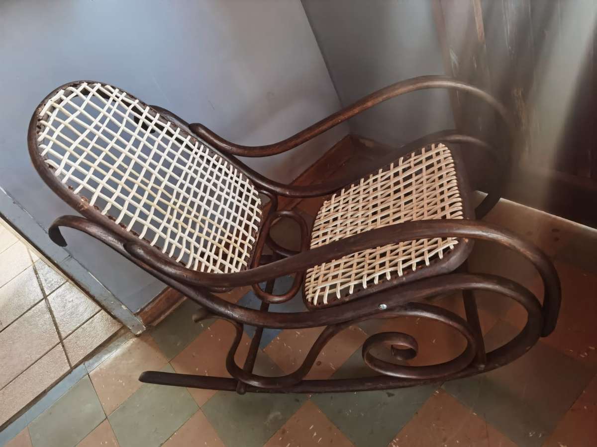 ANTIQUE BENTWOOD ROCKING CHAIR