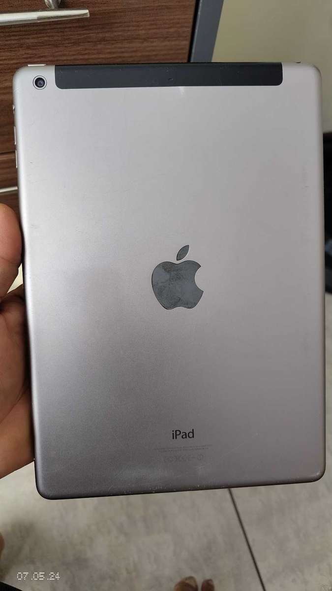 Apple iPad Air 32GB cell + wifi Space grey A1475(Pre owned)