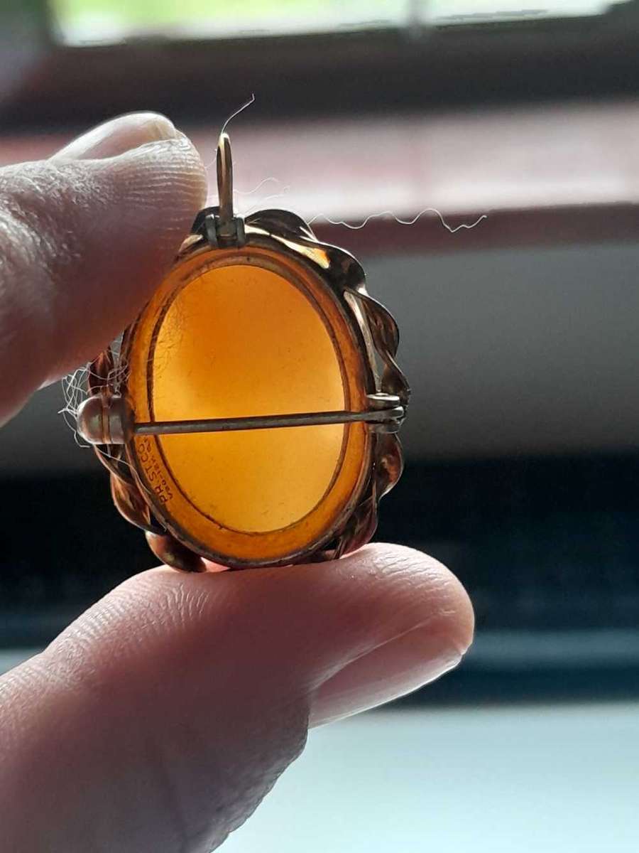 Vinatge camoe pentant/ brooch
