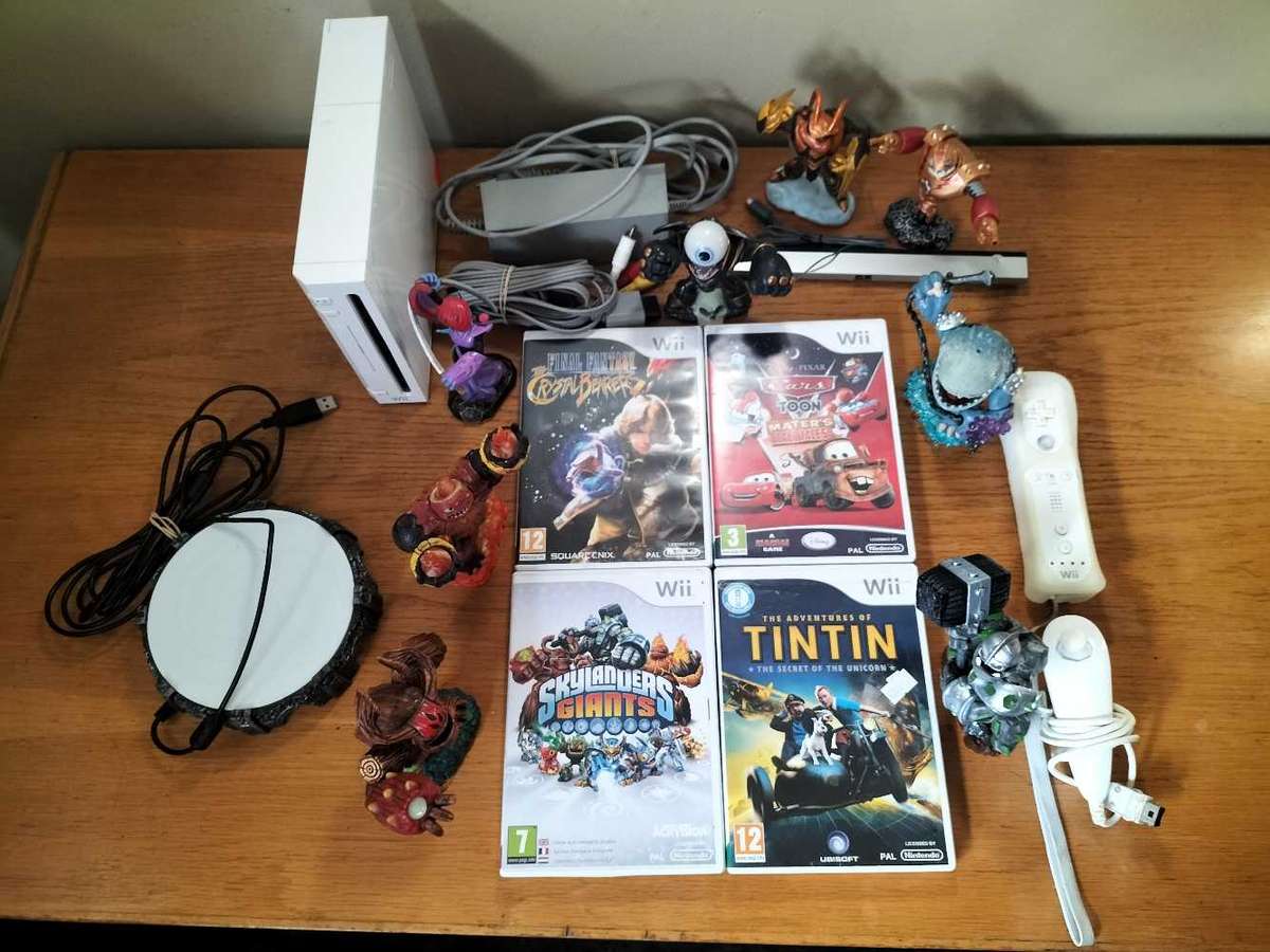 Wii Console White with Complete Skylanders Giants collection and X4 Wii games (Wii)
