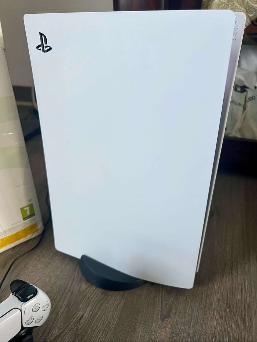 PS5 1TB Disc Edition Boxed + Controller + Charging dock + 2 DVDs