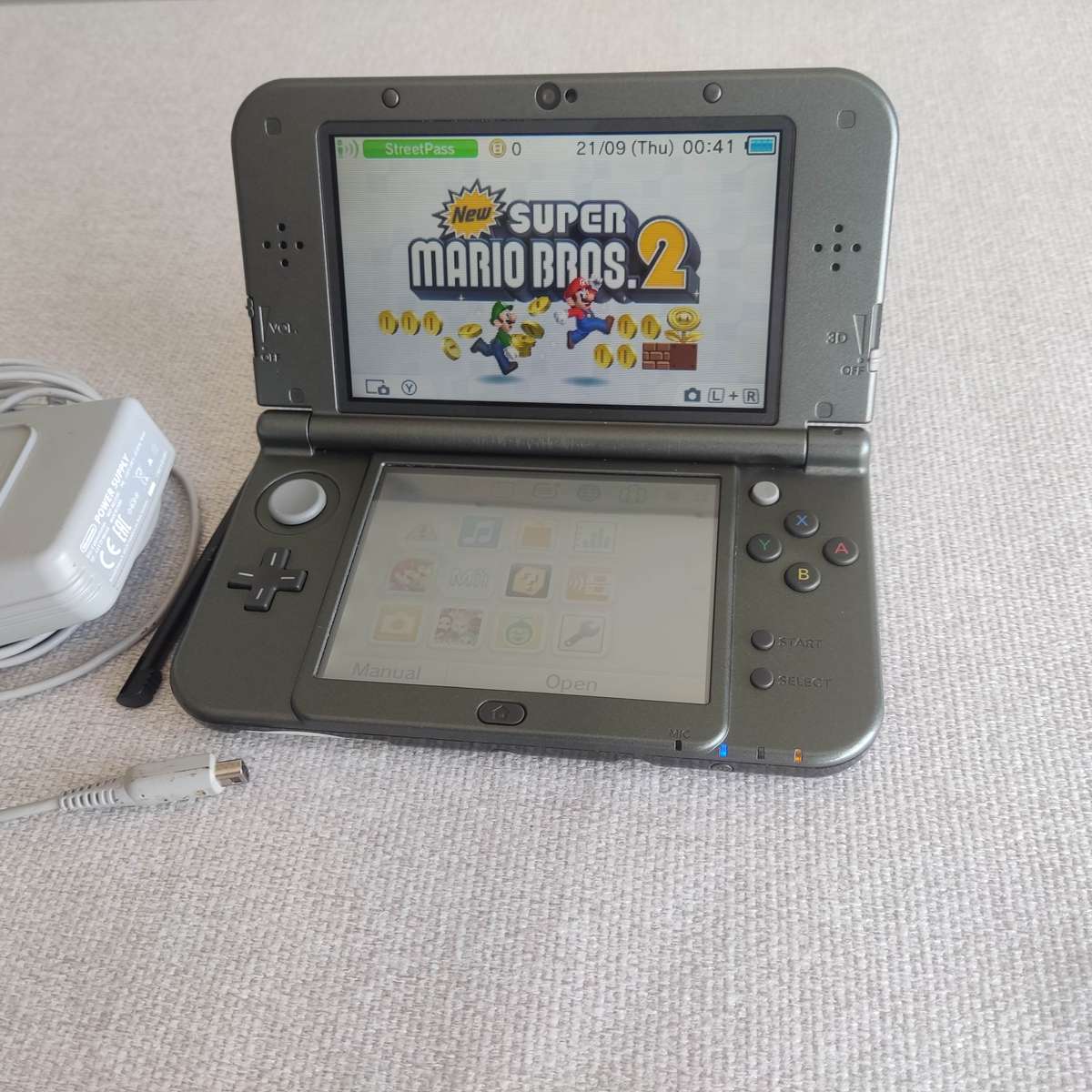 `New` Nintendo 3ds xl console