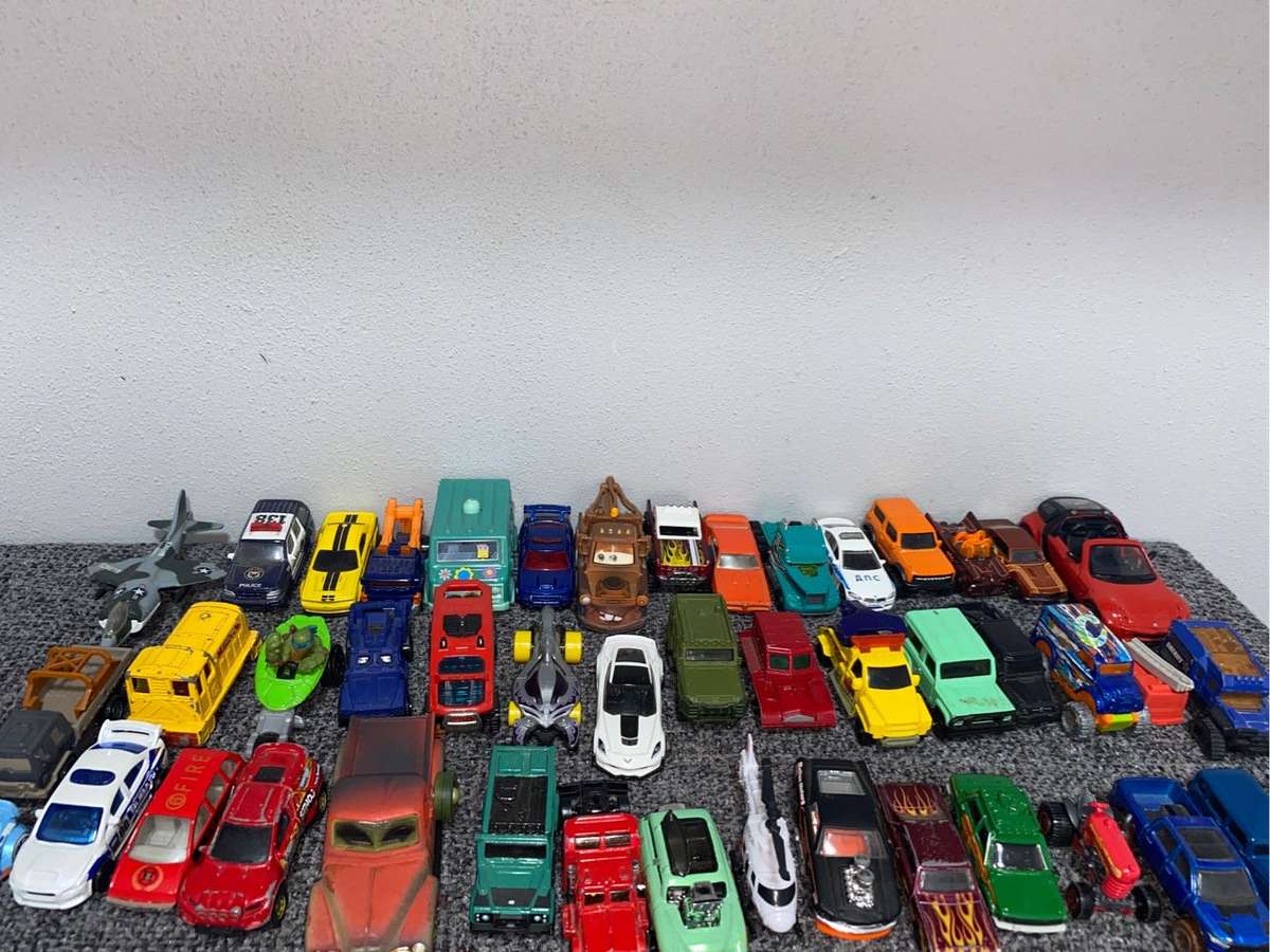 Massive Die Cast collection with over 30 cars