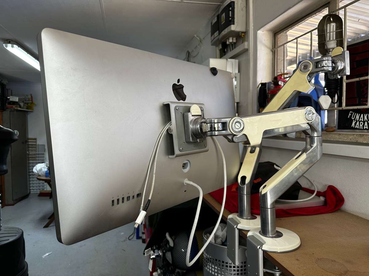 Apple Mac Pro | 3.5 GHz 6-Core Intel Xeon | 32 GB Ram plus 2 x Apple Thunderbolt 27 Displays