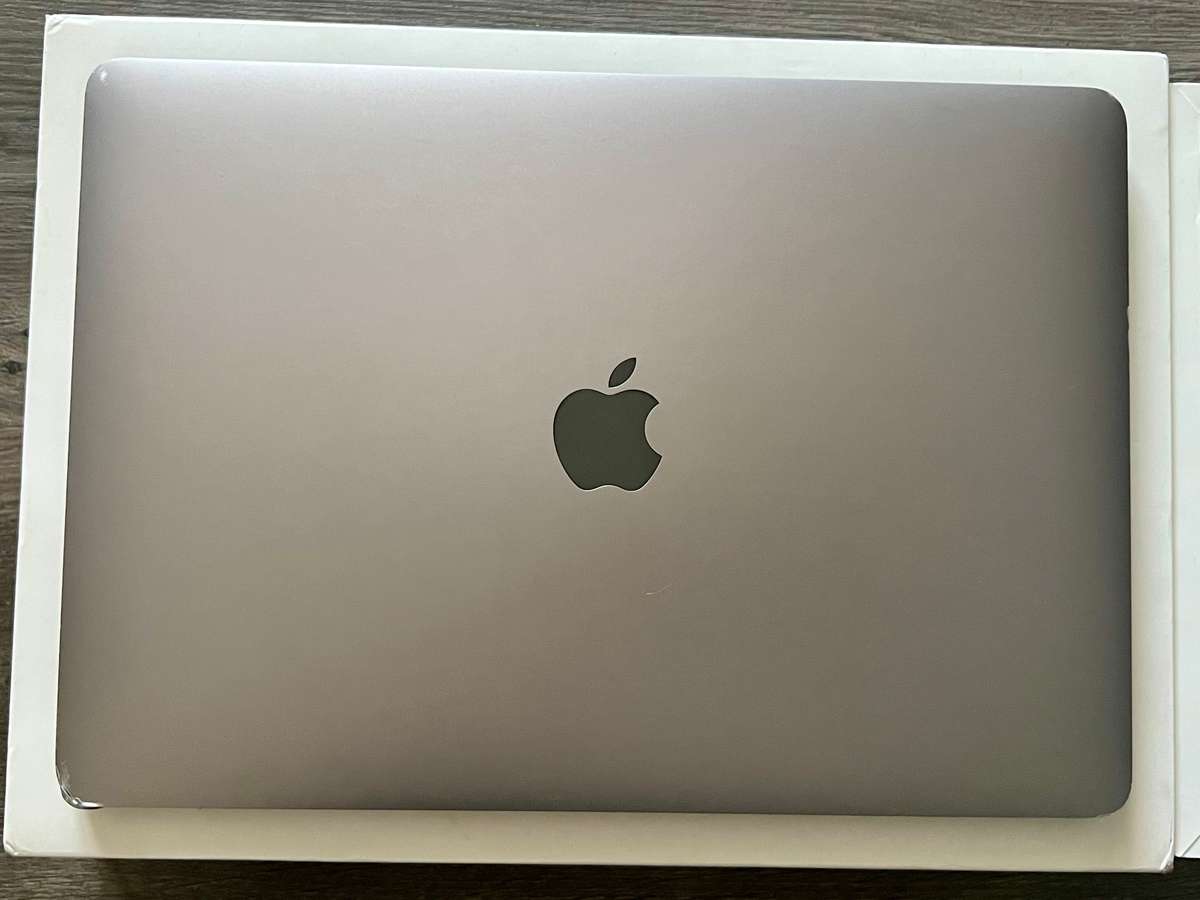 MacBook Pro 13 M1 16GB 256GB Boxed with charger A2338