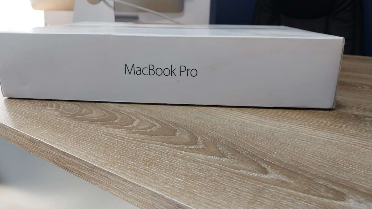 Apple macbook pro 13-inch Retina Display 2015 model core i5 8GB RAM 256GB SSD Storage