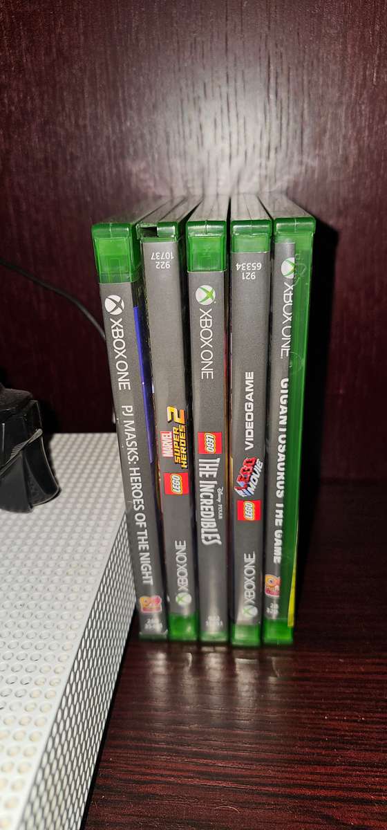 XBOX ONE S 1TB 5 games 3 controllers