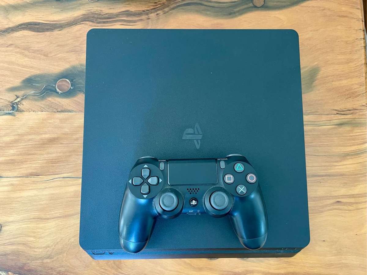PlayStation 4 Slim 500Gb and  3 games