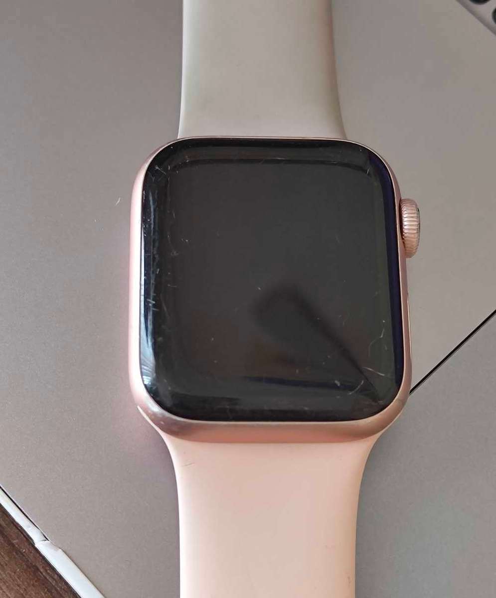 Apple Watch Series 4 40mm Rose Gold ( Pre Owned)