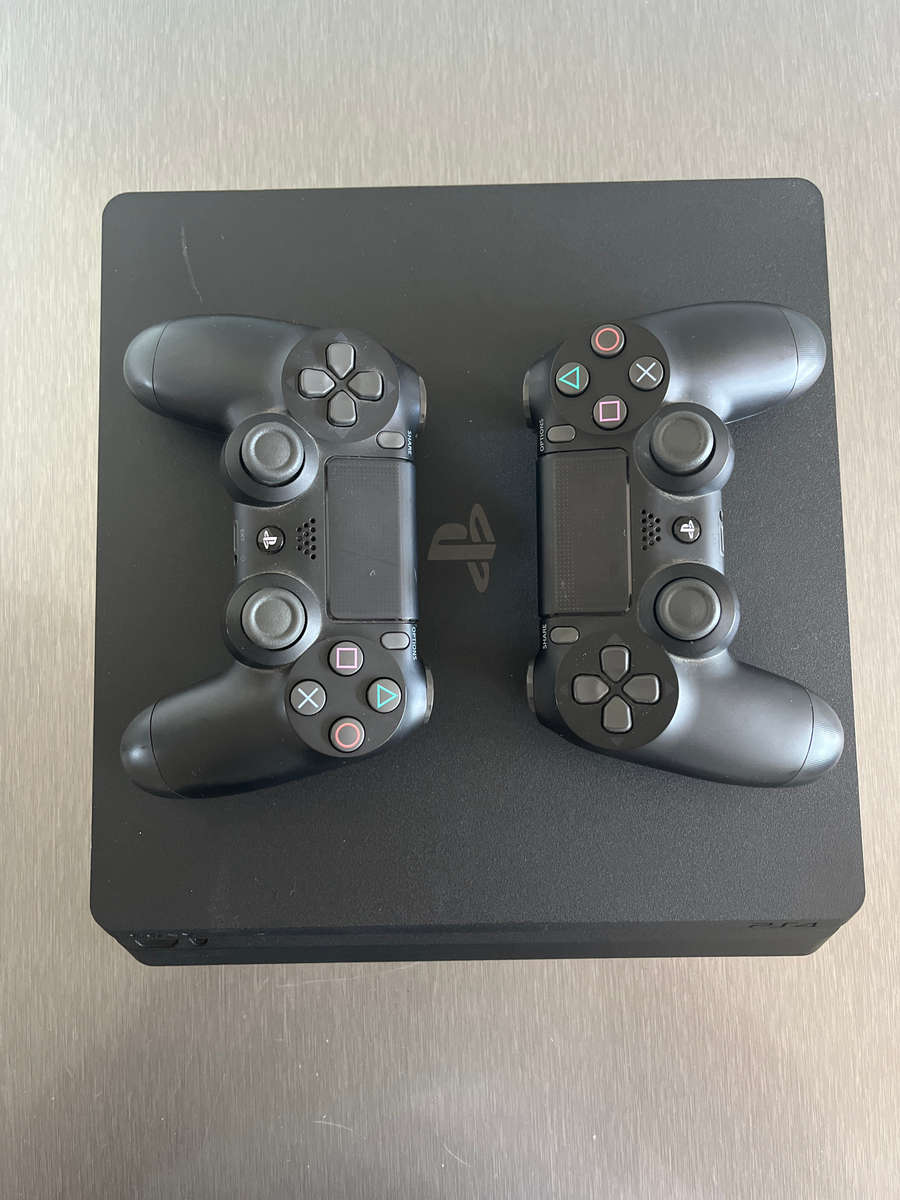 PlayStation 4 incl. 2 controllers