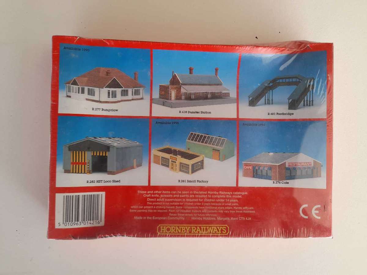 HORNBY OO signal box and crossing (NEW)