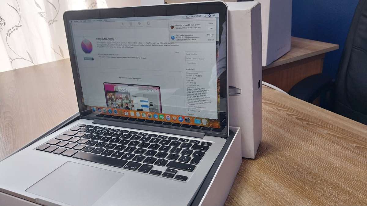 Apple macbook pro 13-inch Retina Display 2015 model core i5 8GB RAM 256GB SSD Storage