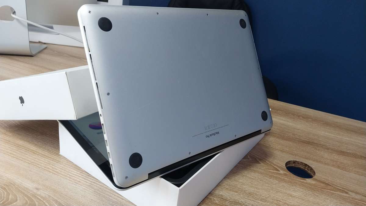 Apple macbook pro 13-inch Retina Display 2015 model core i5 8GB RAM 256GB SSD Storage