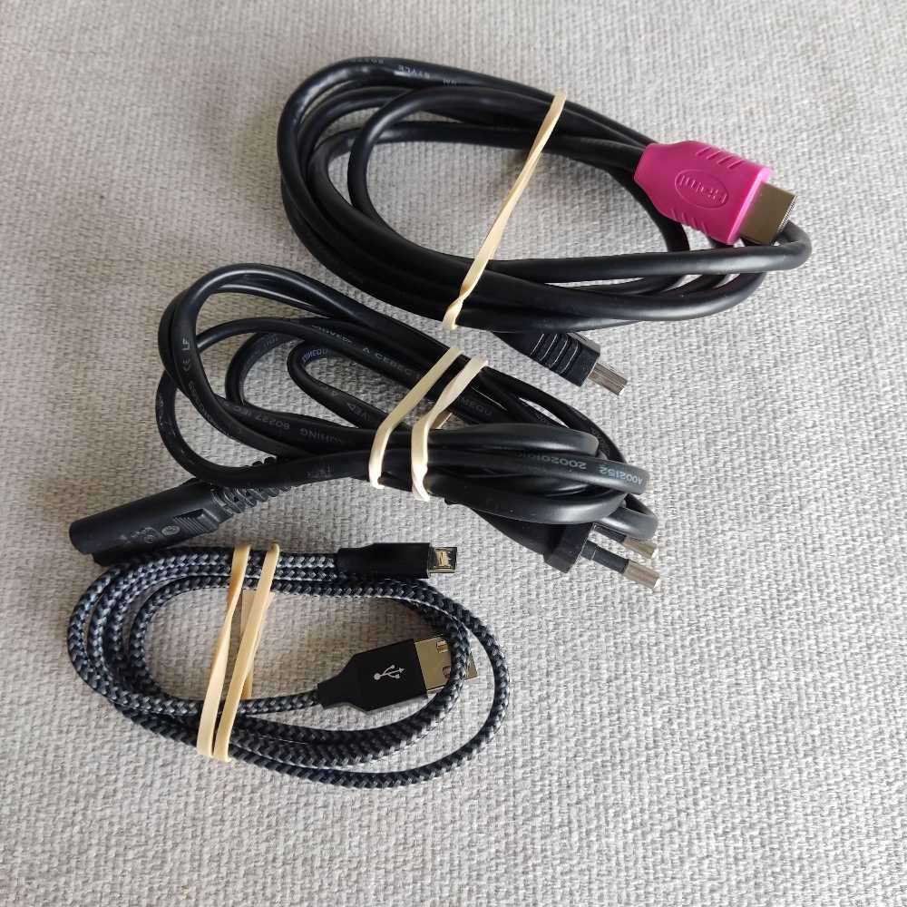 Playstation 4 Slim 1Tb +2 controllers  plus One game