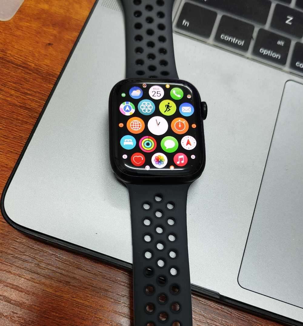 Apple Watch series 7 nike 45MM black (Pre Owned)