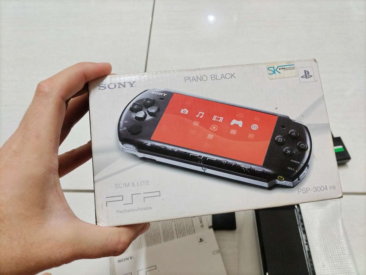 Sony Psp 3000 piano black boxed in mint condition