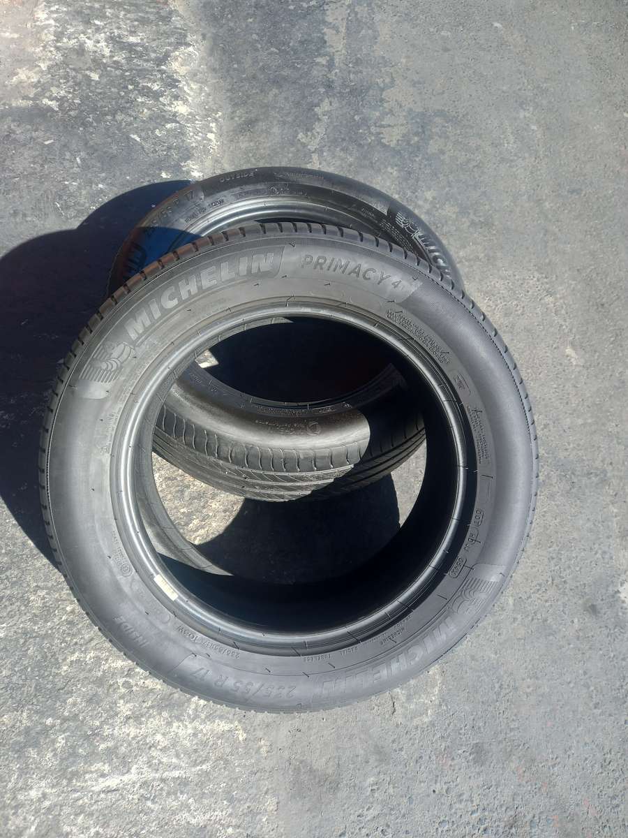 235/55/17 Michelin Primacy 4. 75% life