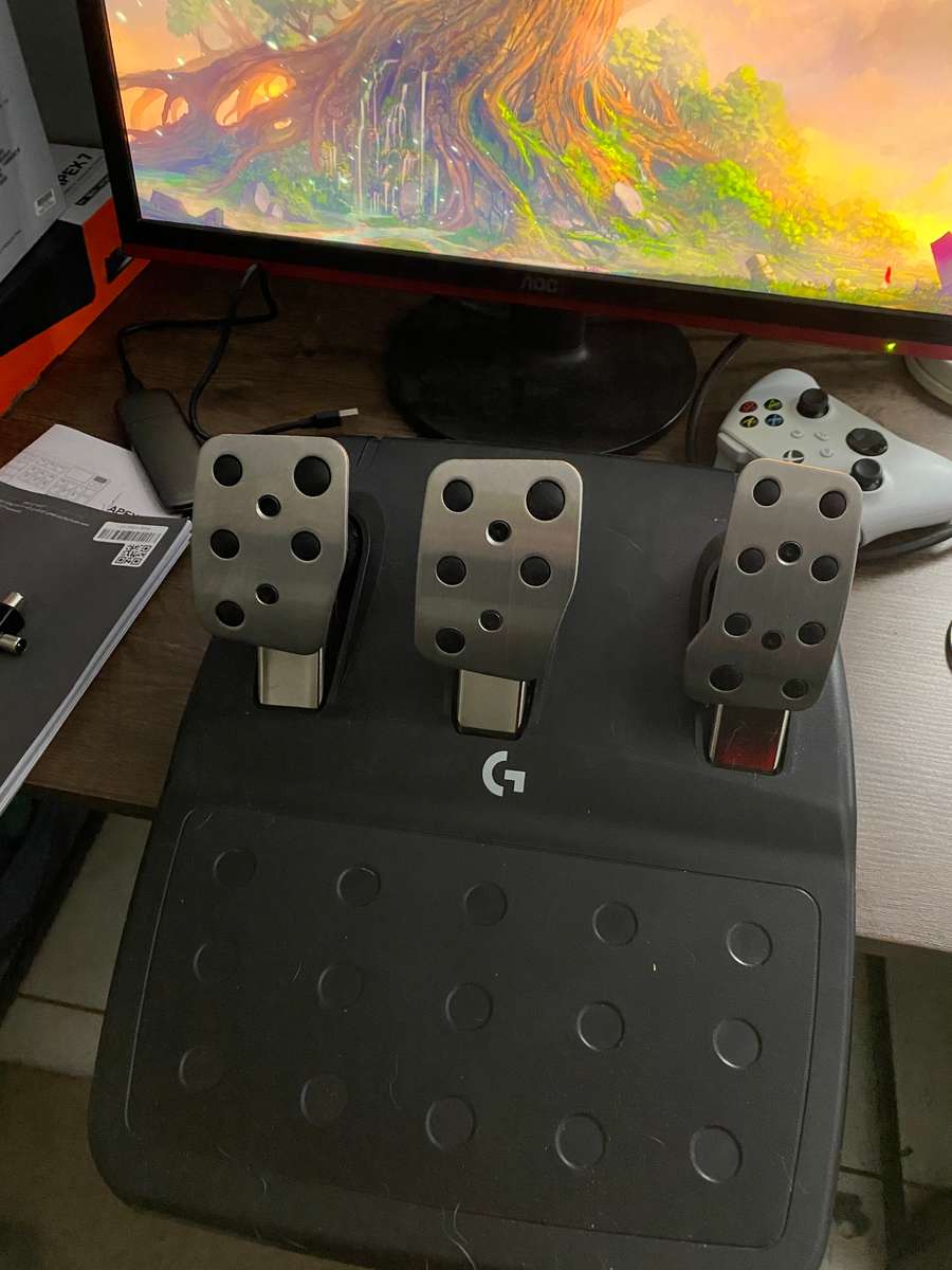 Logitech G923 TRUEFORCE Sim Racing Wheel and Pedals Playstation and PC