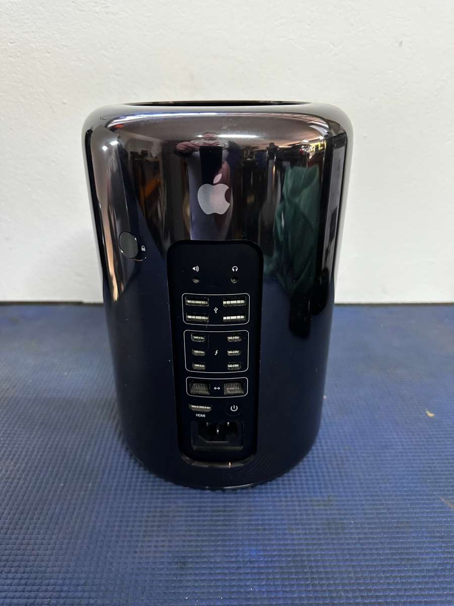 Apple Mac Pro | 3.5 GHz 6-Core Intel Xeon | 32 GB Ram plus 2 x Apple Thunderbolt 27 Displays