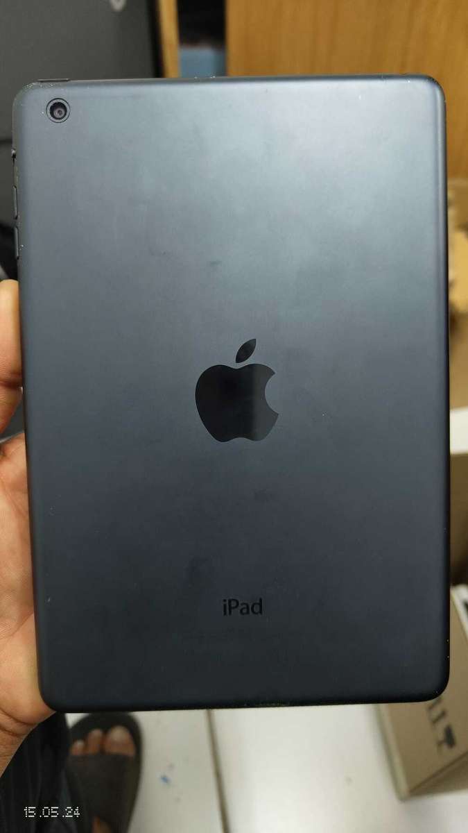 iPad mini 64Gb wifi only Black (small crack Touch){pre Owned}