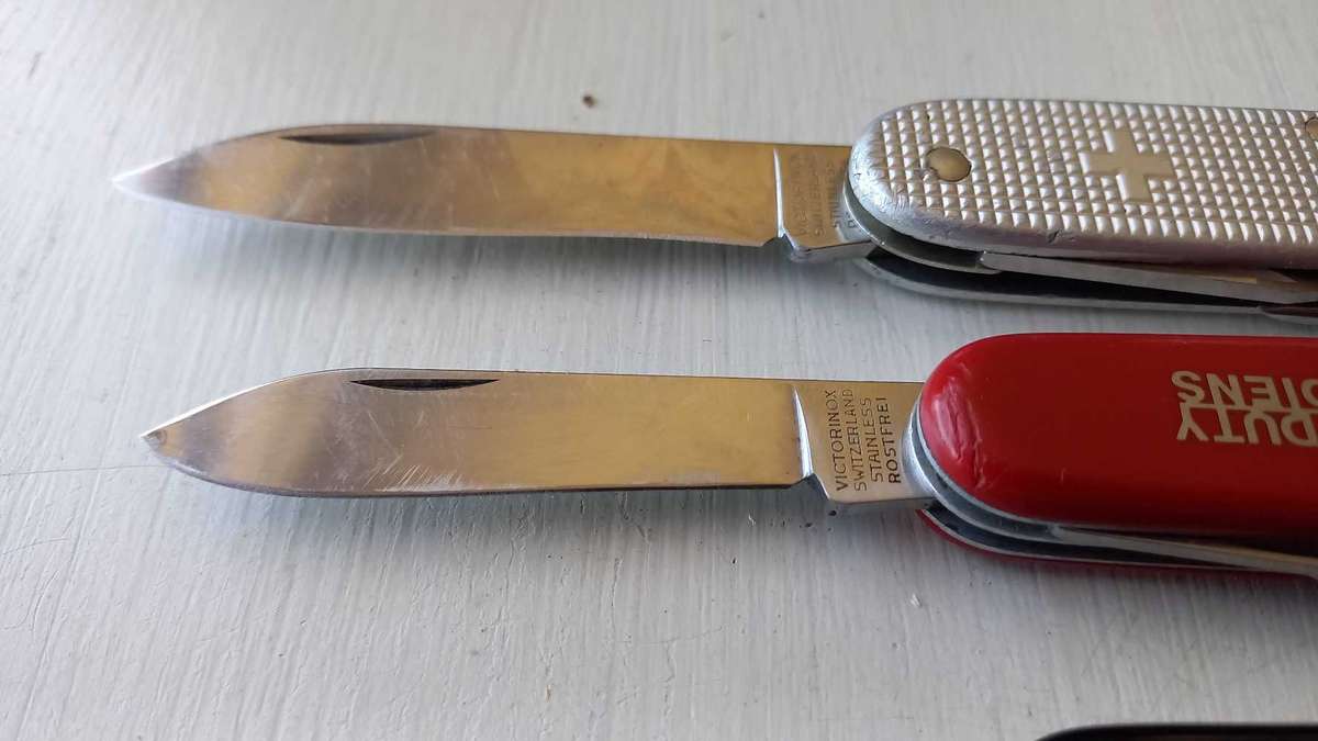 Knife collection border war Era Victorinoxes