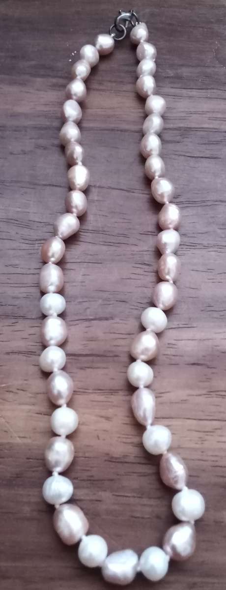 Pink Freshwater Pearl Necklace. New. Knotted. Lenght 43cm.