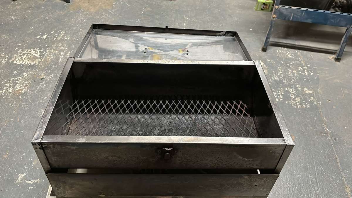 Smoker with broken clip