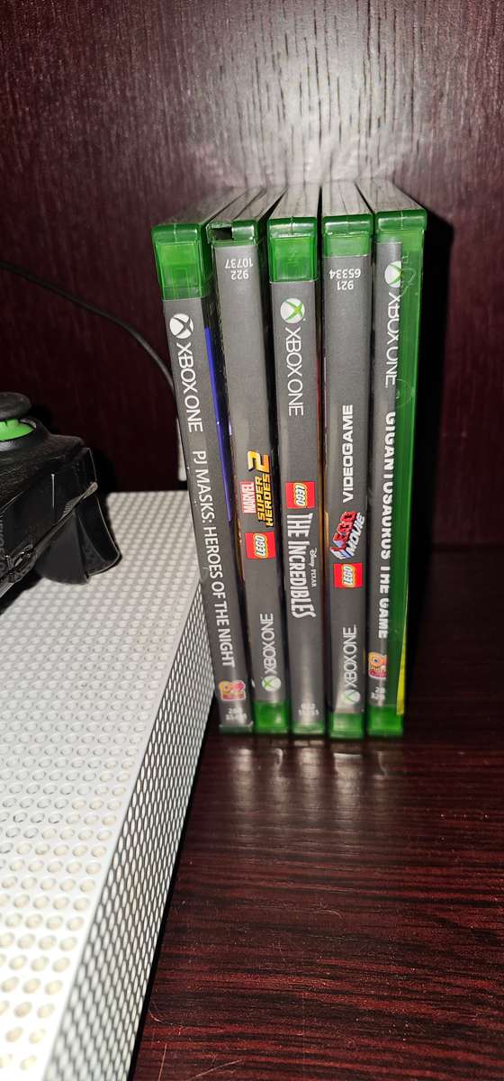 XBOX ONE S 1TB 5 games 3 controllers
