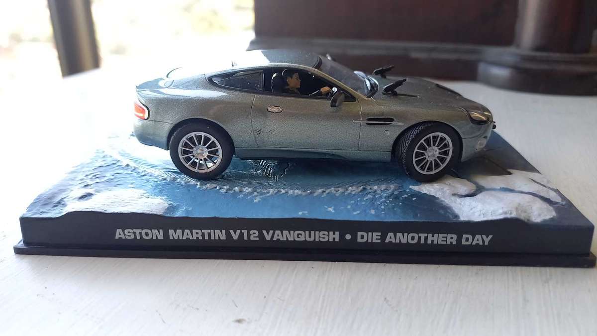007 Aston Martin V12 Vanguish - Die Another day