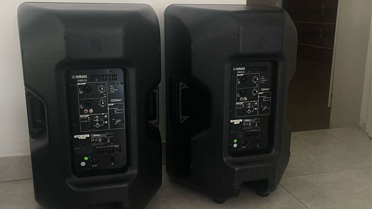 YAMAHA DBR 15 SPEAKERS - EXCELLENT CONDITION