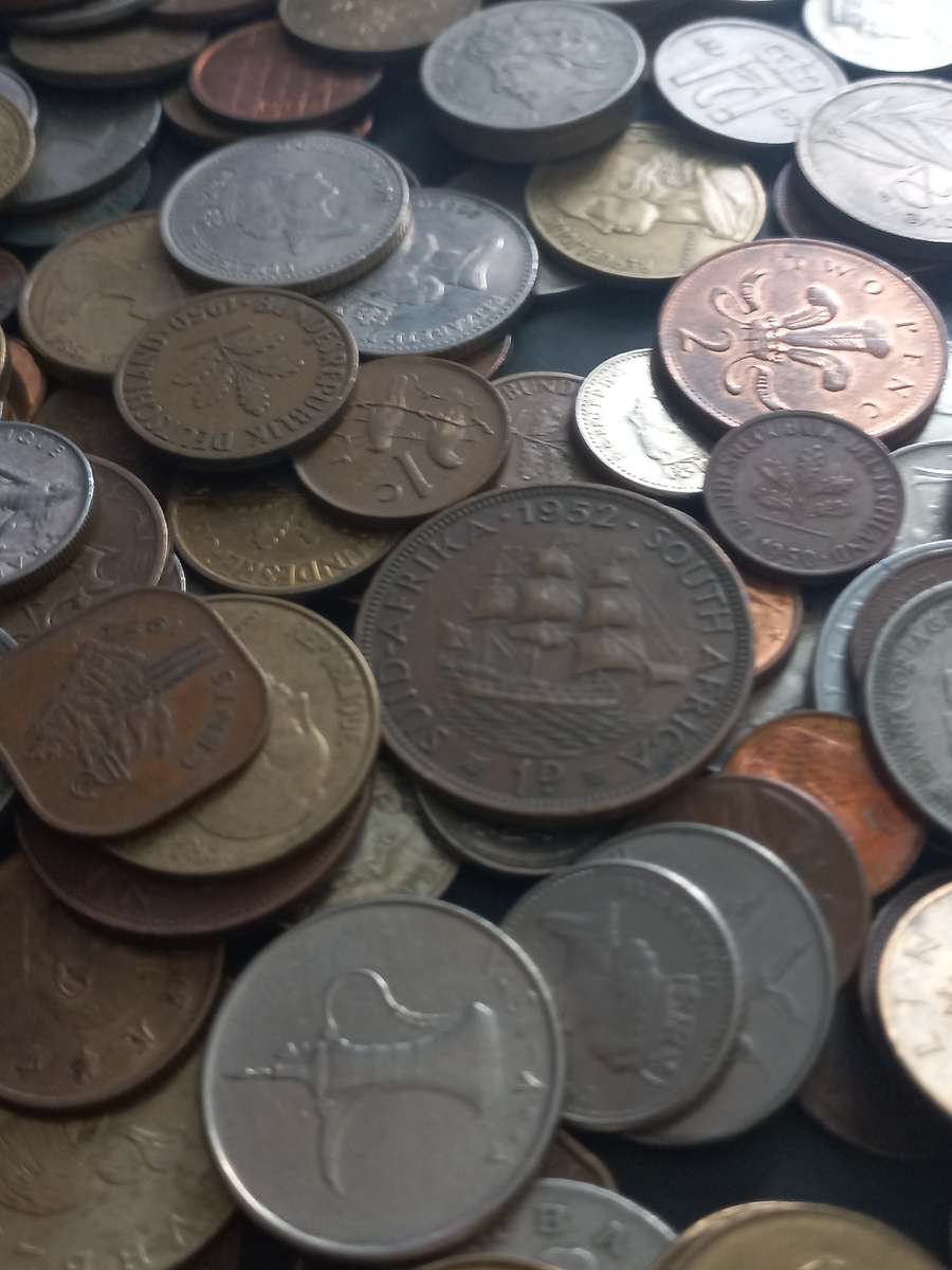 275 Mixed coins in Mari biscuit tin. Large variety